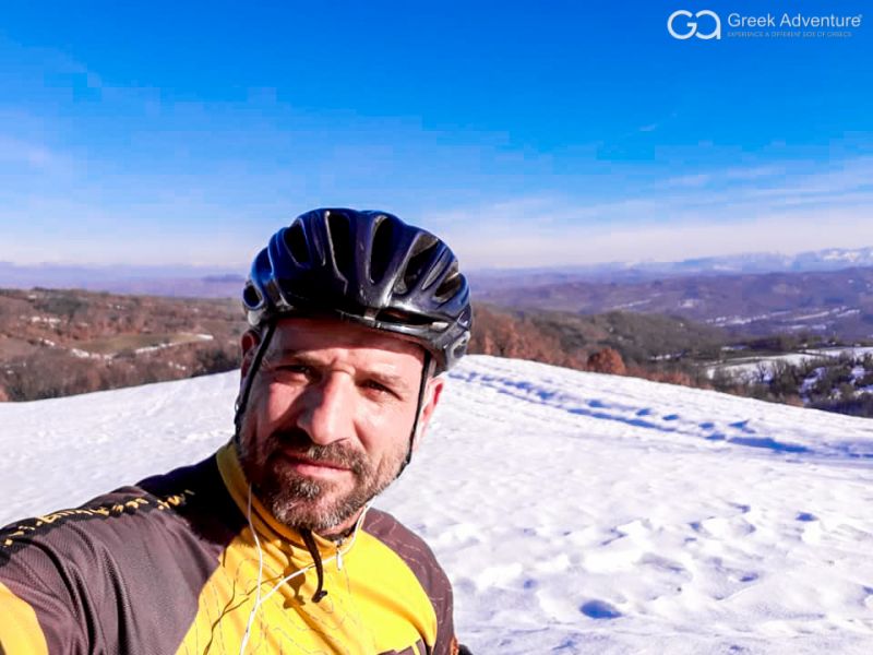 Απολαμβάνοντας την ποδηλασία βουνού σε μια χειμωνιάτικη ημέρα